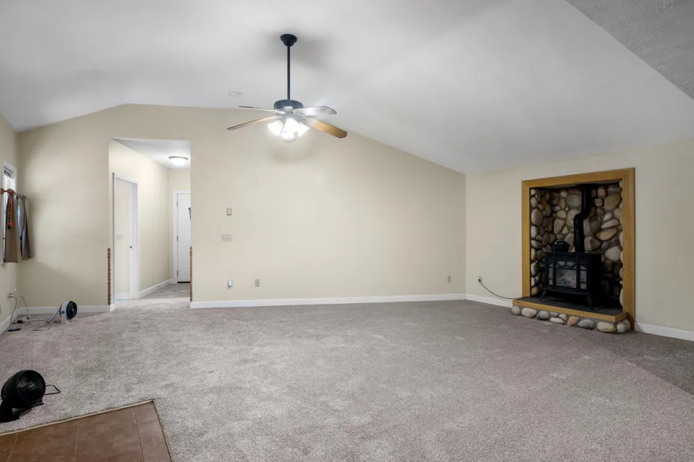 2591 Tonawanda Road Grawn, MI 49637