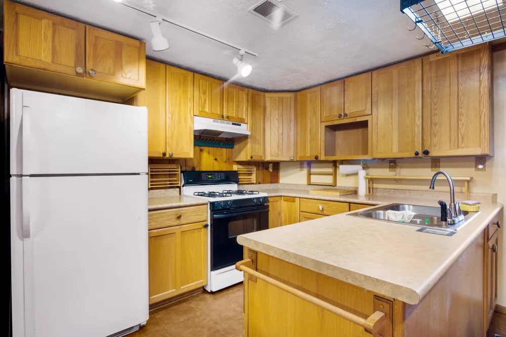 2591 Tonawanda Road Grawn, MI 49637