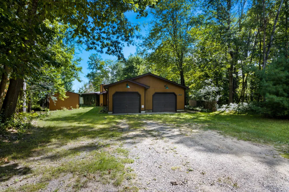 2591 Tonawanda Road Grawn, MI 49637