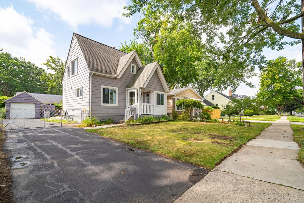 661 W Coy Avenue Hazel Park, MI 48030