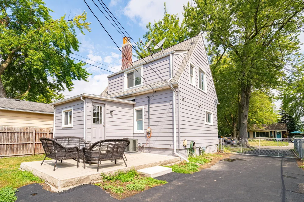 661 W Coy Avenue Hazel Park, MI 48030
