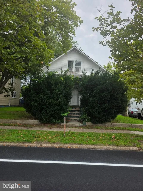 725 HESSIAN AVENUE