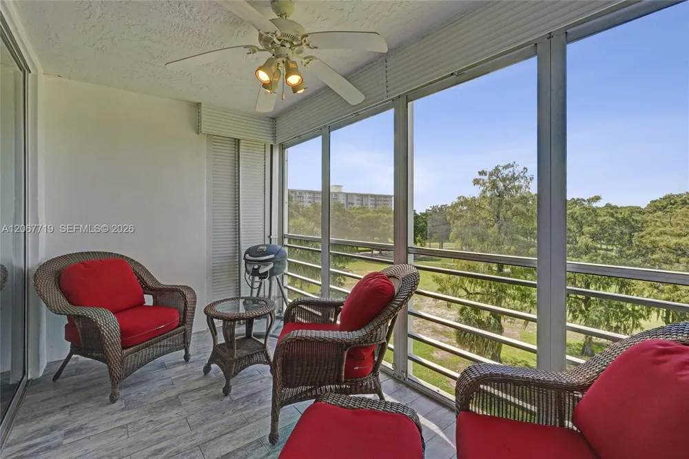 605 Oaks Dr #504 Pompano Beach, FL 33069