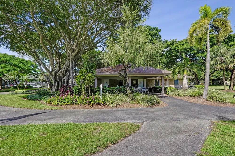 605 Oaks Dr #504 Pompano Beach, FL 33069