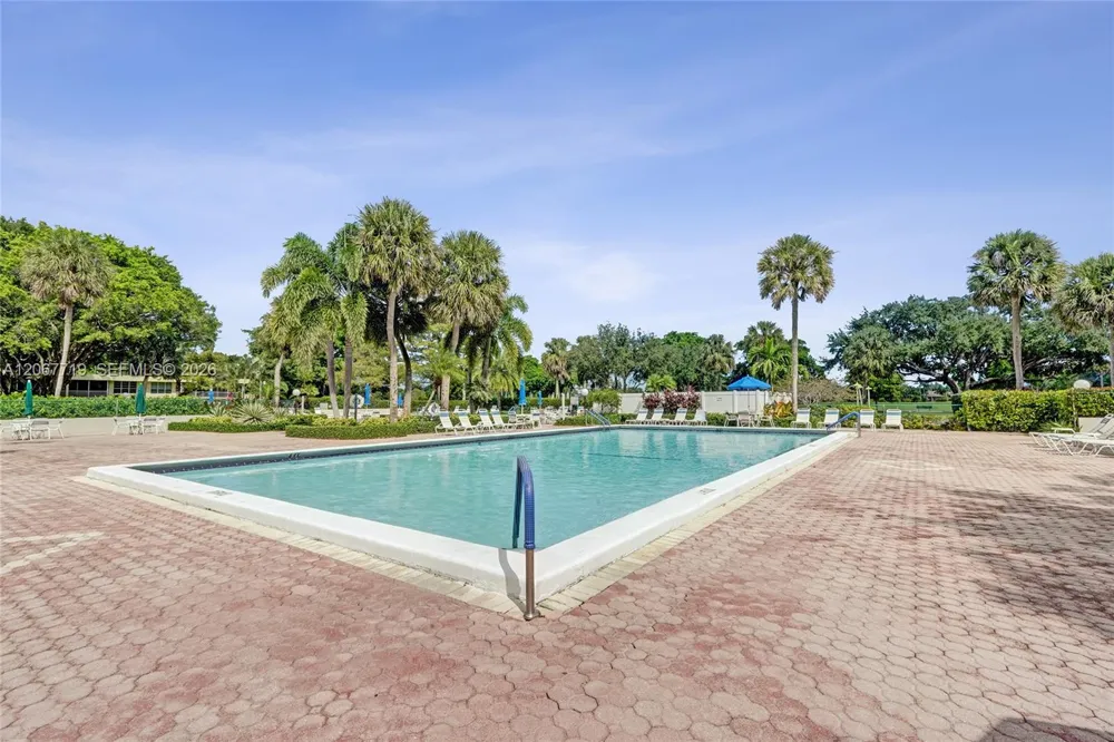 605 Oaks Dr #504 Pompano Beach, FL 33069