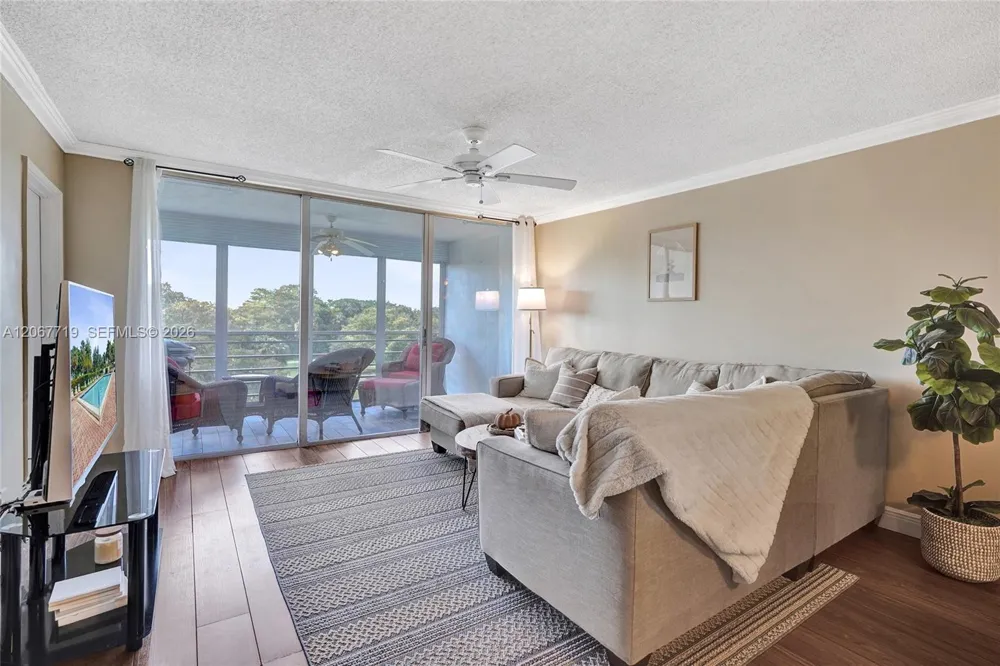 605 Oaks Dr #504 Pompano Beach, FL 33069