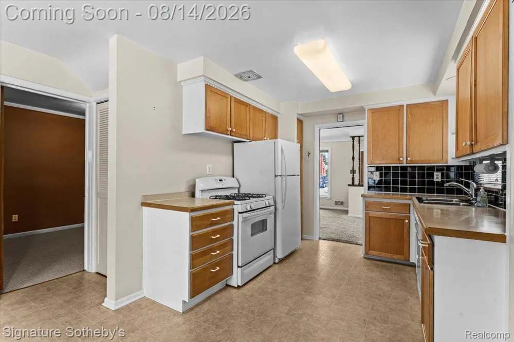 28399 Palmer Boulevard Madison Heights City, MI 48071