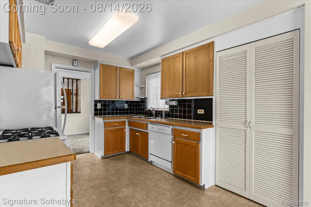 28399 Palmer Boulevard Madison Heights City, MI 48071