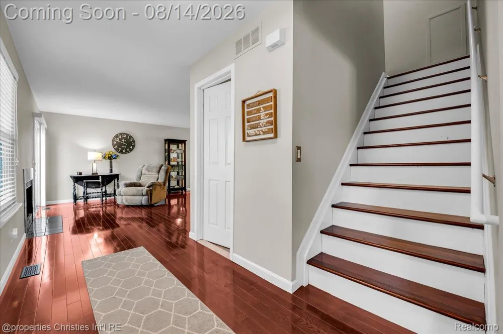 242 Barrington Circle Orion Charter Township, MI 48360