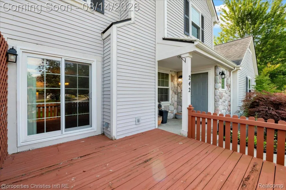 242 Barrington Circle Orion Charter Township, MI 48360