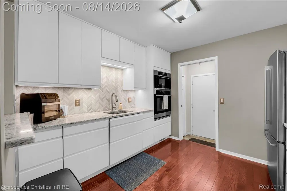 242 Barrington Circle Orion Charter Township, MI 48360