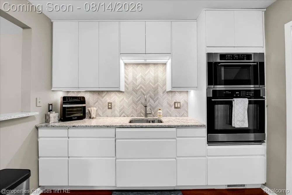 242 Barrington Circle Orion Charter Township, MI 48360
