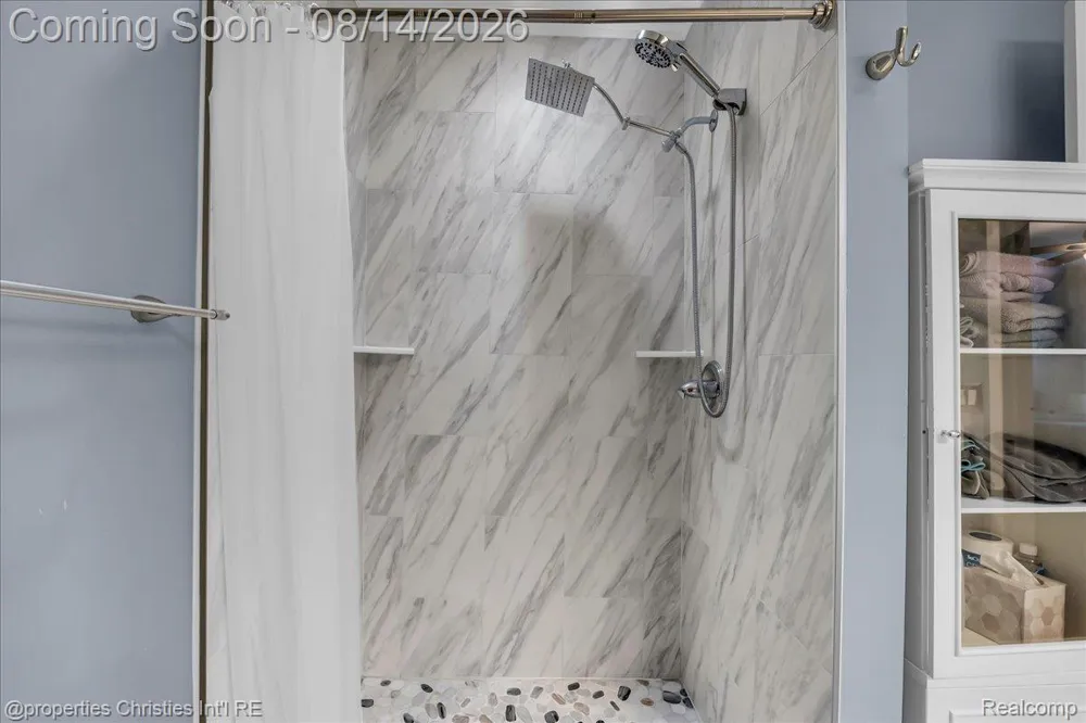 242 Barrington Circle Orion Charter Township, MI 48360
