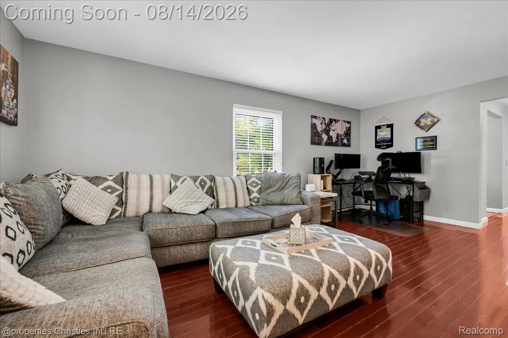 242 Barrington Circle Orion Charter Township, MI 48360