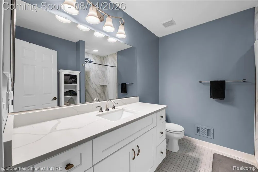 242 Barrington Circle Orion Charter Township, MI 48360