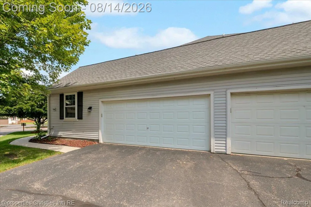 242 Barrington Circle Orion Charter Township, MI 48360