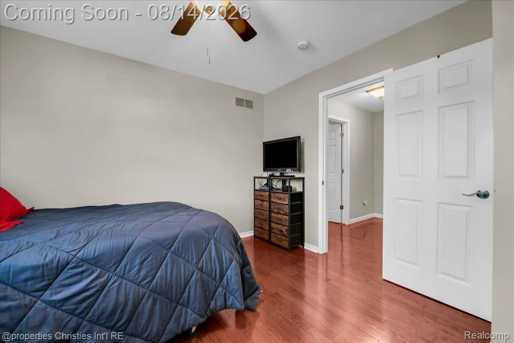242 Barrington Circle Orion Charter Township, MI 48360