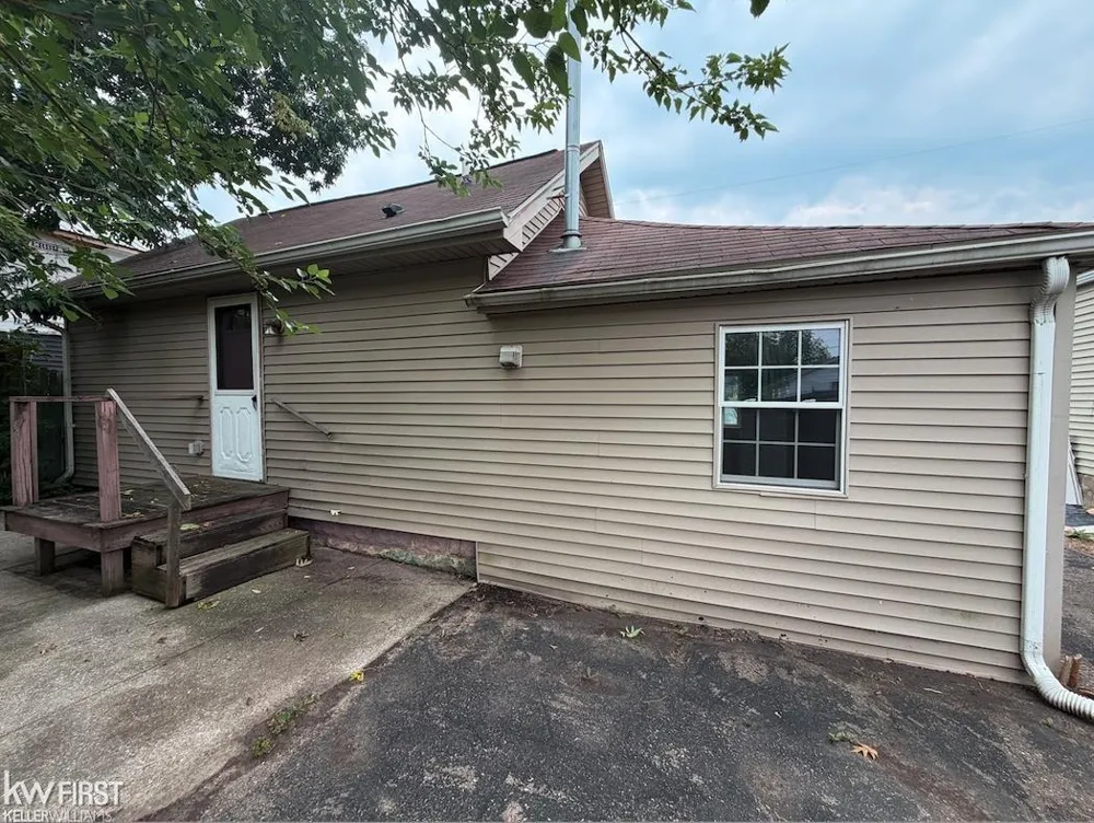 1329 E Decamp Street Burton City, MI 48529