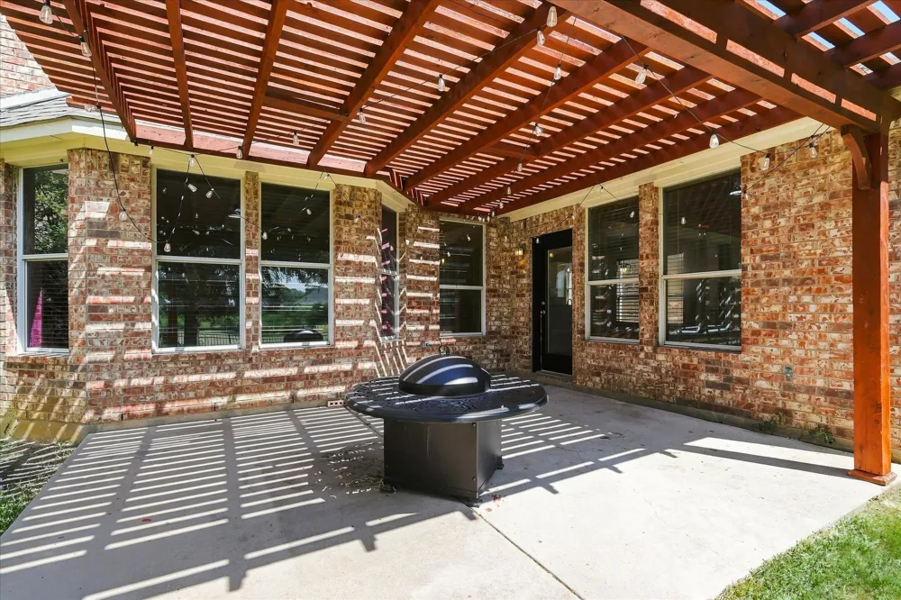 1581 Meadows Avenue Lantana, TX 76226
