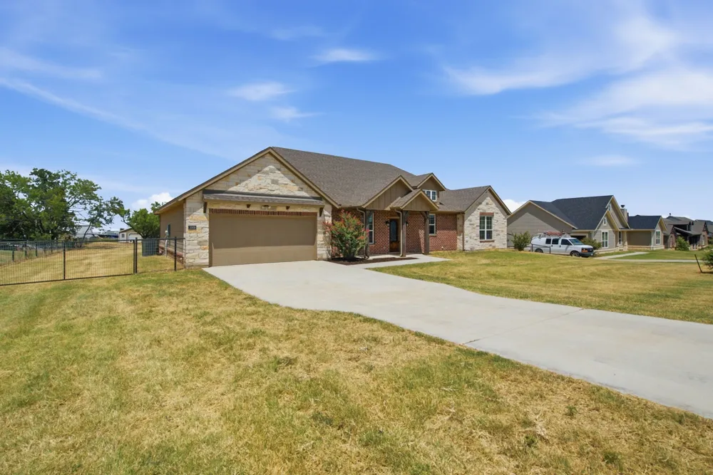 1009 Northern Oaks Court Springtown, TX 76082