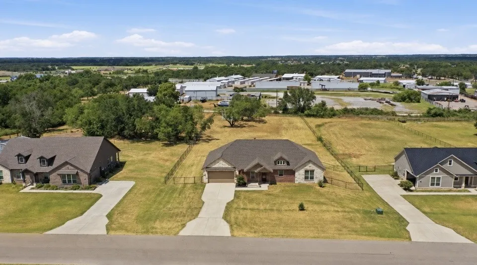 1009 Northern Oaks Court Springtown, TX 76082