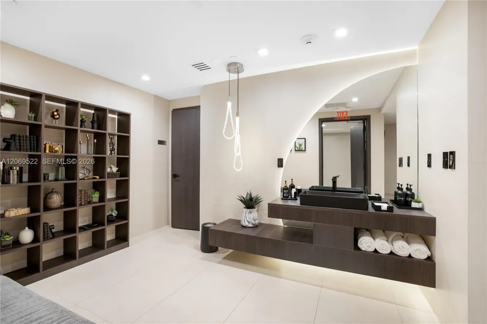 15901 Collins Ave #707 Sunny Isles Beach, FL 33160