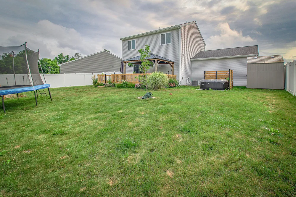 1742 Burr Pond Lane Vicksburg, MI 49097