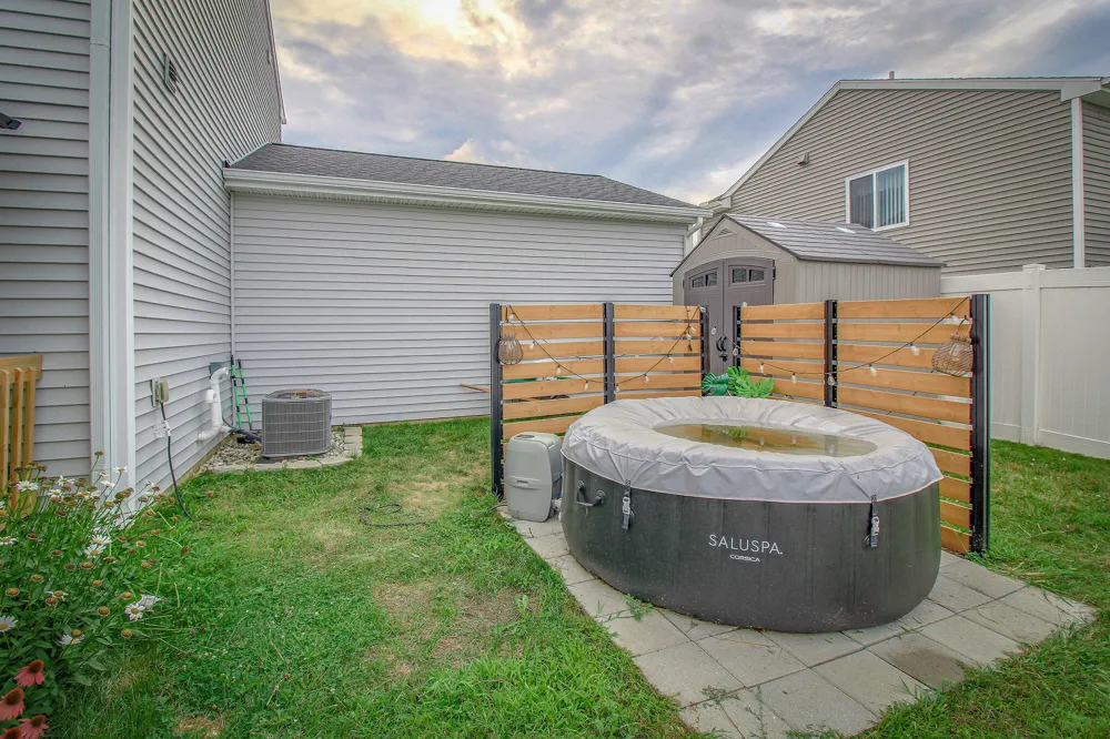1742 Burr Pond Lane Vicksburg, MI 49097