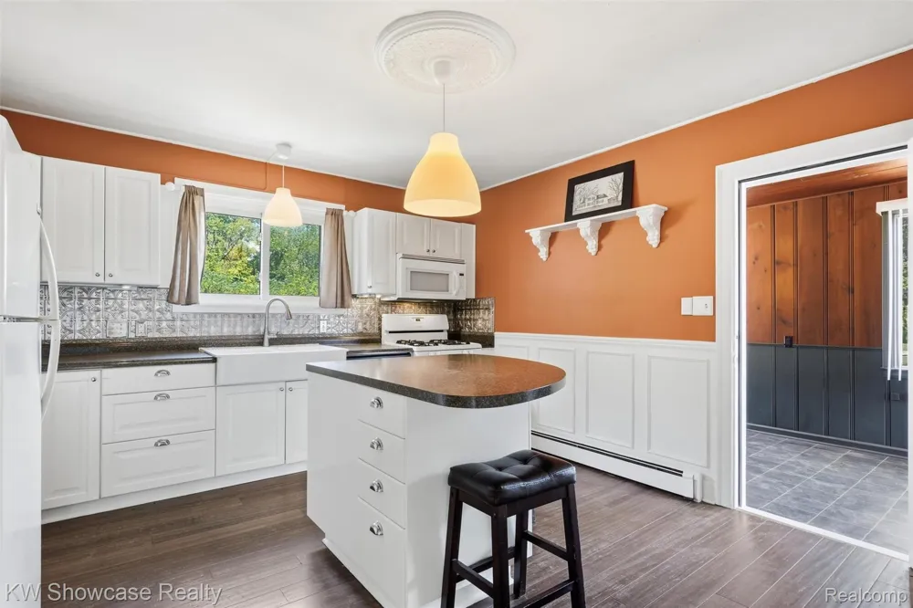 2220 Wixom Road Commerce Charter Township, MI 48382