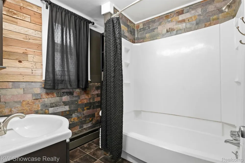 2220 Wixom Road Commerce Charter Township, MI 48382