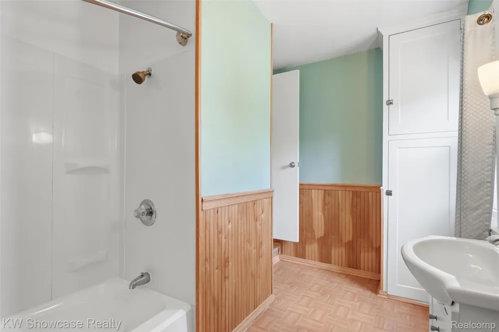 2220 Wixom Road Commerce Charter Township, MI 48382