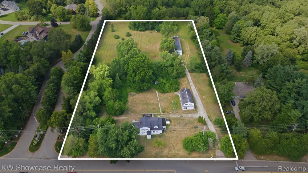 2220 Wixom Road Commerce Charter Township, MI 48382