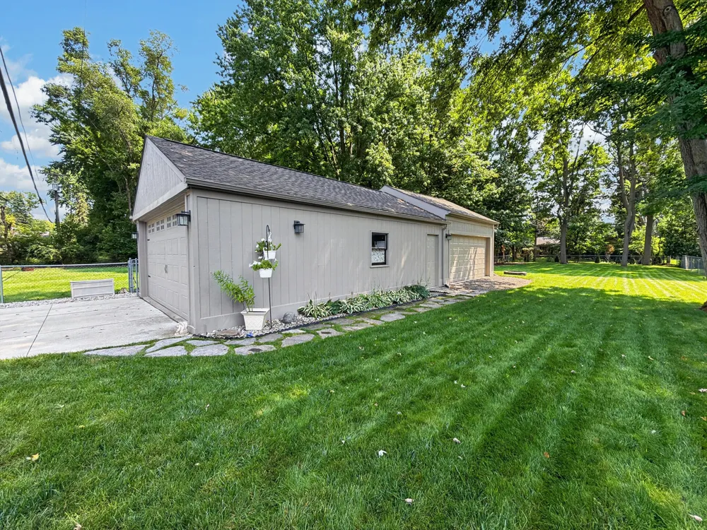 220 Red Oak Lane Rochester Hills, MI 48307