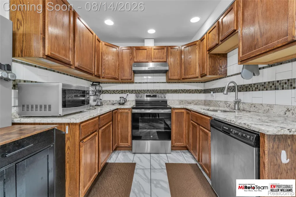 8300 Pacton Drive Shelby Charter Township, MI 48317