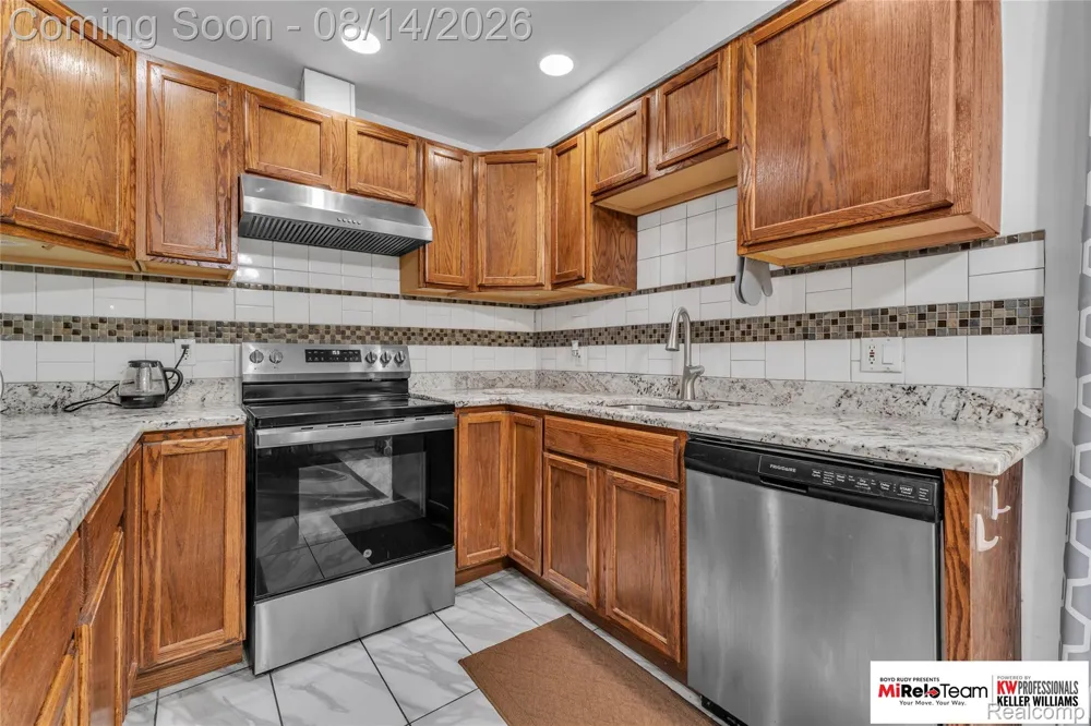 8300 Pacton Drive Shelby Charter Township, MI 48317