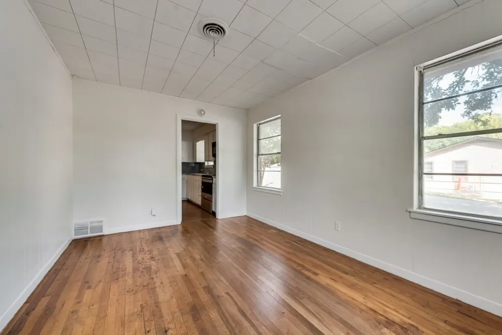 1001 S Carlton Street Ennis, TX 75119