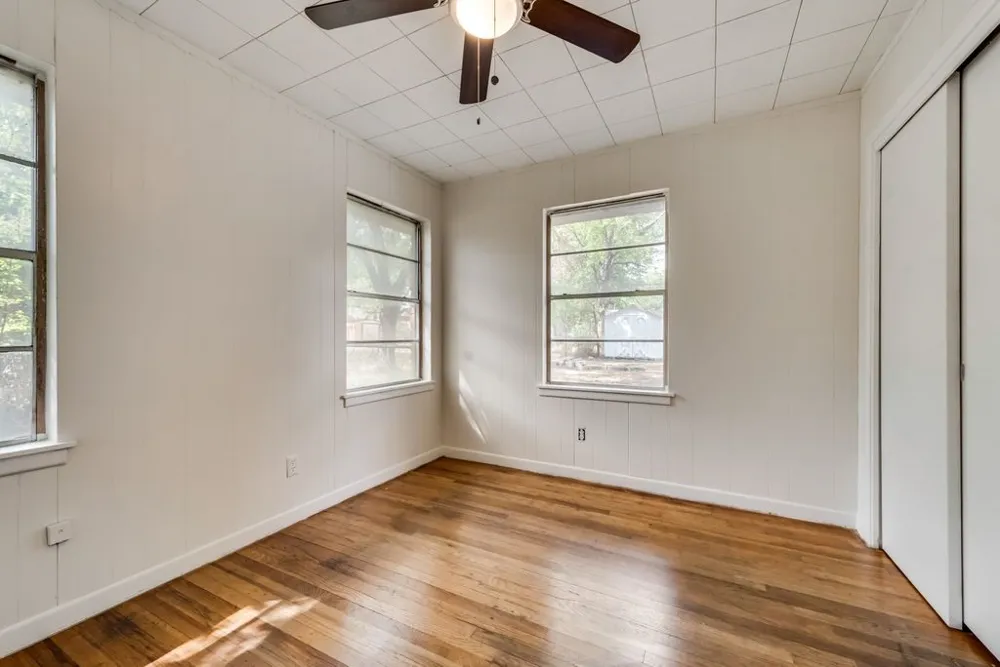 1001 S Carlton Street Ennis, TX 75119