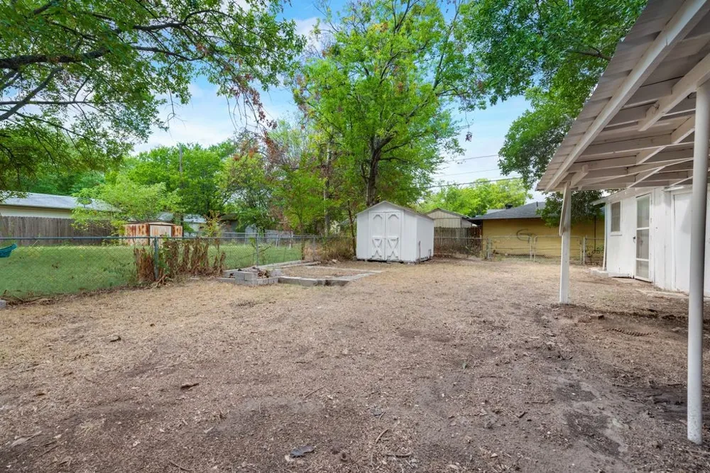 1001 S Carlton Street Ennis, TX 75119