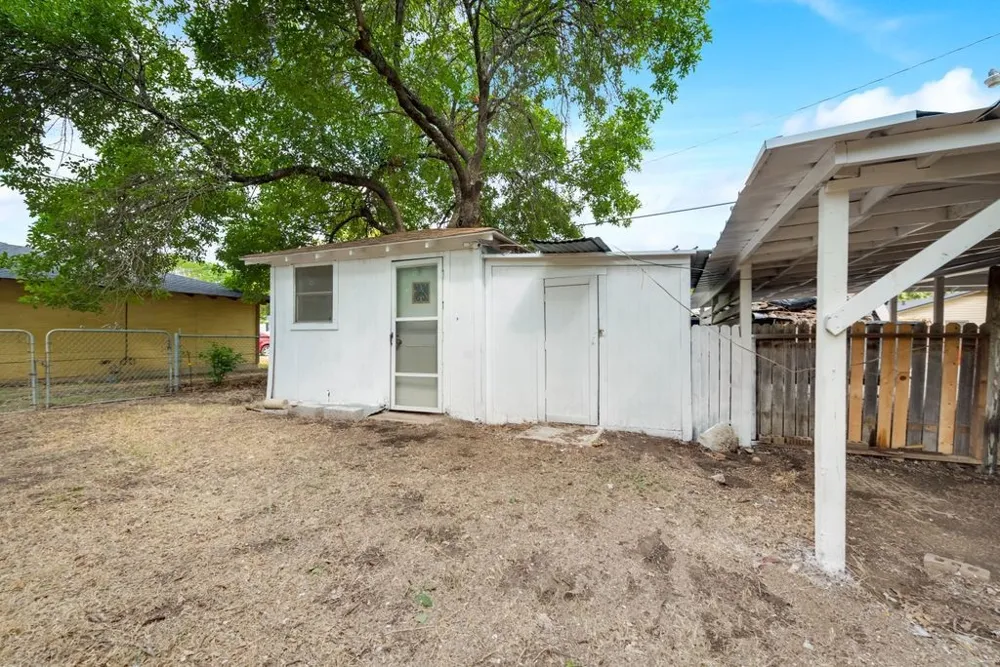 1001 S Carlton Street Ennis, TX 75119