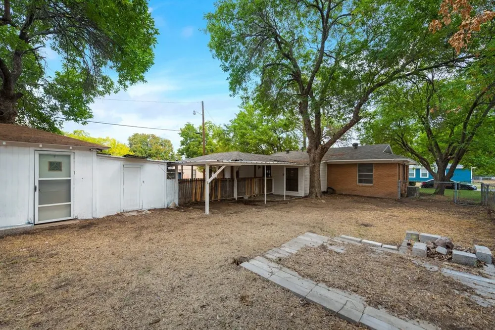 1001 S Carlton Street Ennis, TX 75119