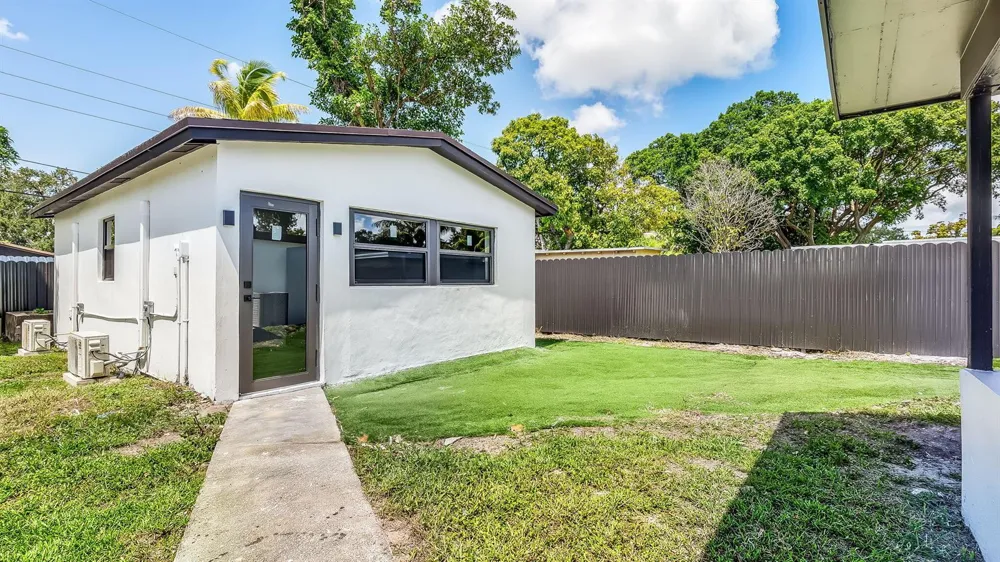 118 NEWTON ROAD West Park, FL 33023