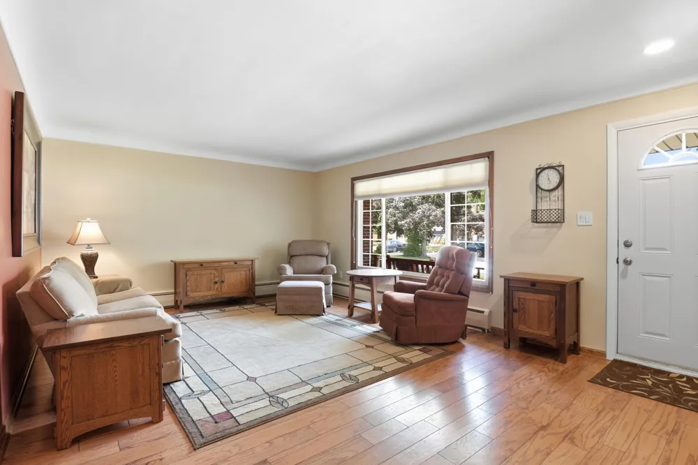 34357 Munger Drive Livonia, MI 48154