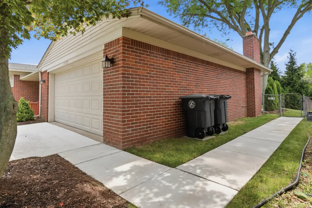 34357 Munger Drive Livonia, MI 48154