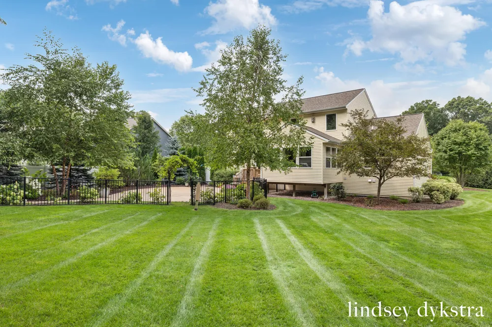 4238 Oak Timbers Drive NE Plainfield Charter Township, MI 49525