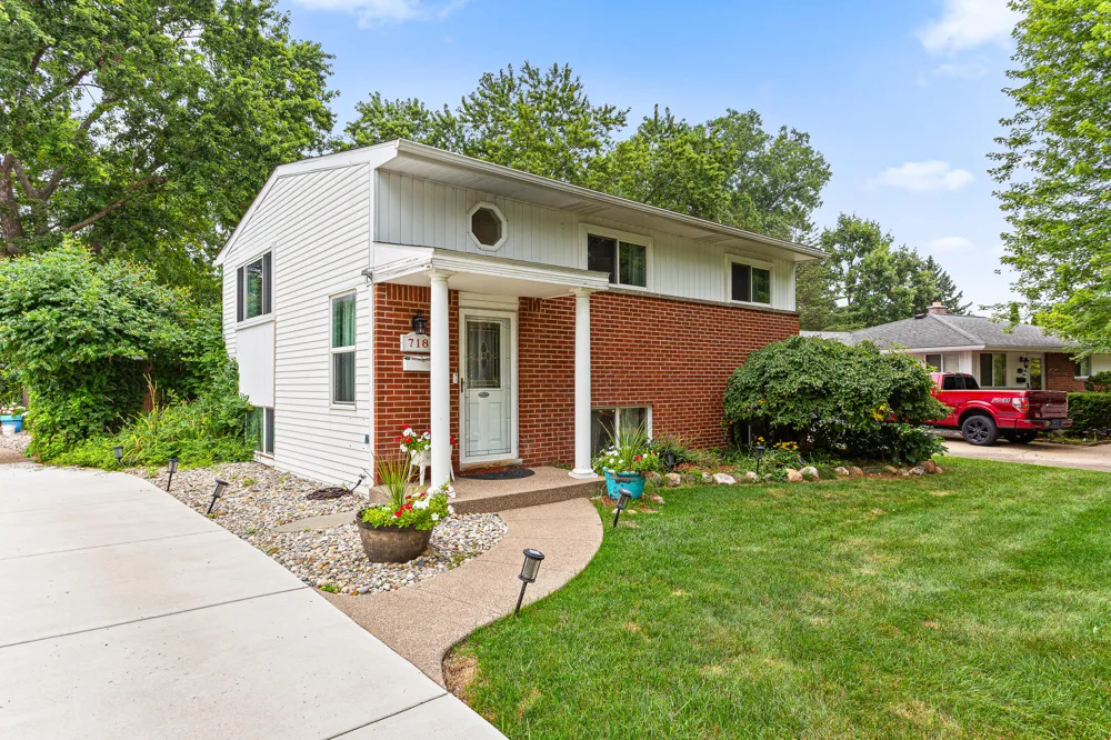 718 Panorama Milford, MI 48381