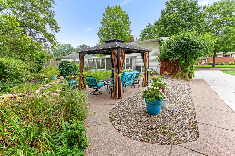 718 Panorama Milford, MI 48381