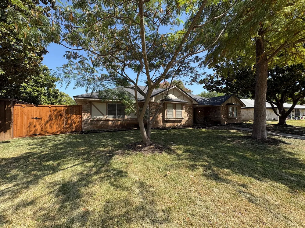 1025 Cloverdale Lane DeSoto, TX 75115