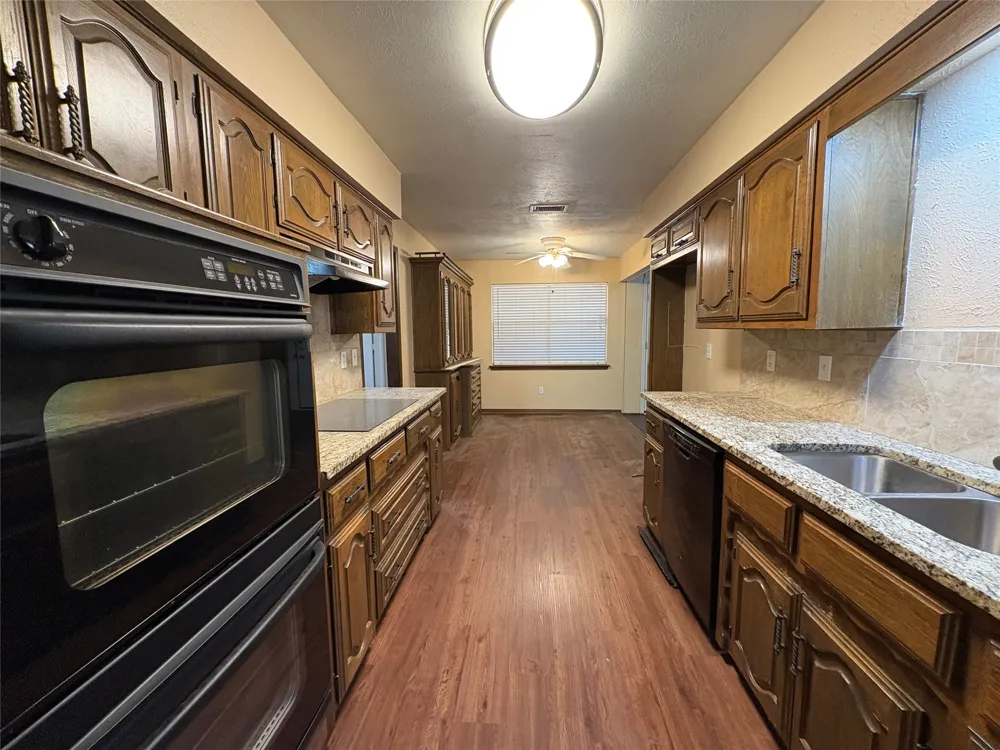 1025 Cloverdale Lane DeSoto, TX 75115