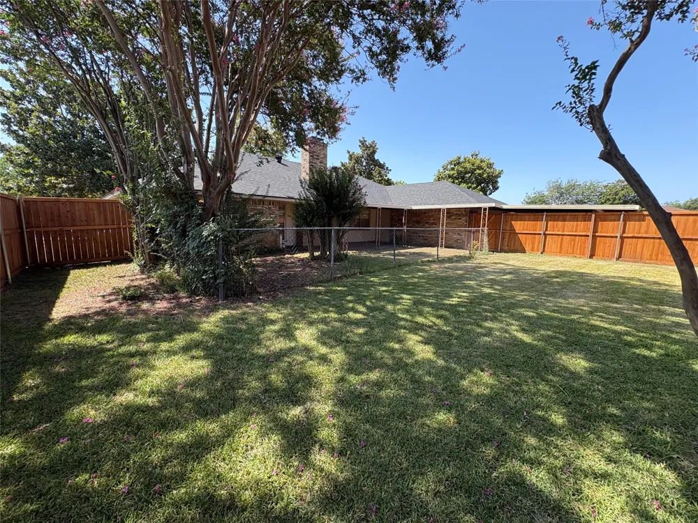 1025 Cloverdale Lane DeSoto, TX 75115
