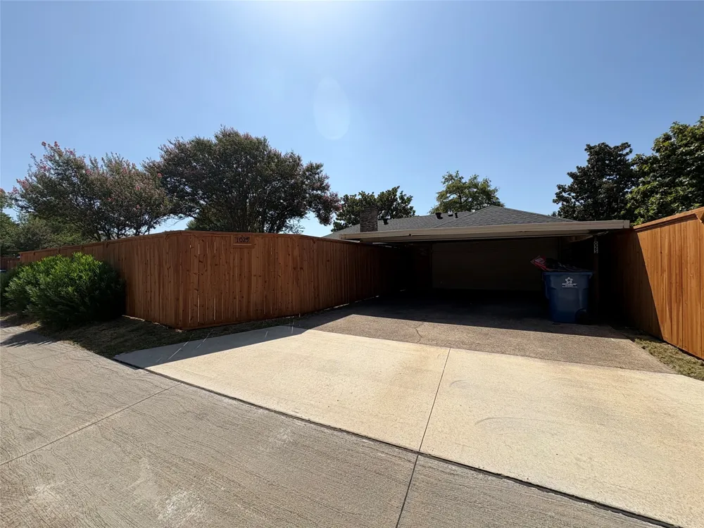 1025 Cloverdale Lane DeSoto, TX 75115